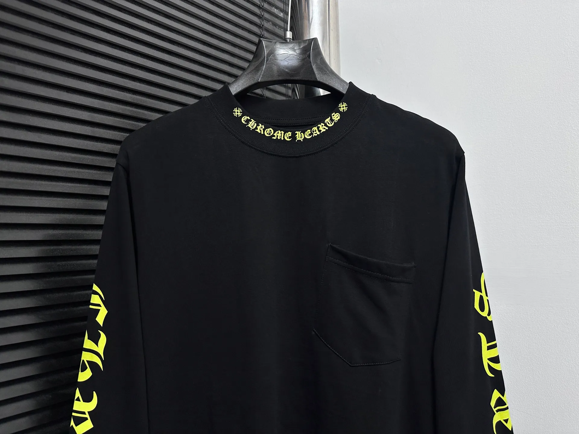 🅿️230 [Come Hearts] Crow Heart Graffiti Letters Limited Sanskrit Printed Long Sleeves, High Weight Threads on Collar and Cuffs, Custom Weaved and Dyed 280g Double Yarn Pure Cotton Fabric, Washed Anti-Counterfeiting Tags and other auxiliary labels are all correct versions, super conspicuous, super pretty, super stylish, same style for men and women! The overall upper body highlights fashion and individuality, and when worn together by a couple, it is a recommended T-shirt by the Street Ace!! Same style for men and women Size: XS-L